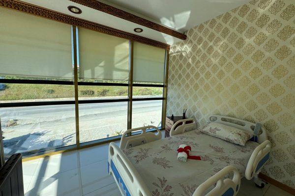 Doğayla İç İçe Keyifli Anlar Bahçede keyifli vakit geçiren bireyler